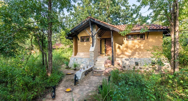 kanha earth lodges