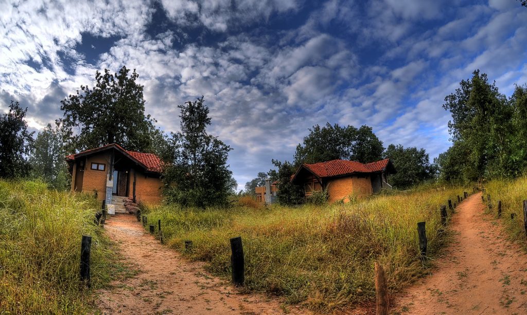 earth lodge kanha